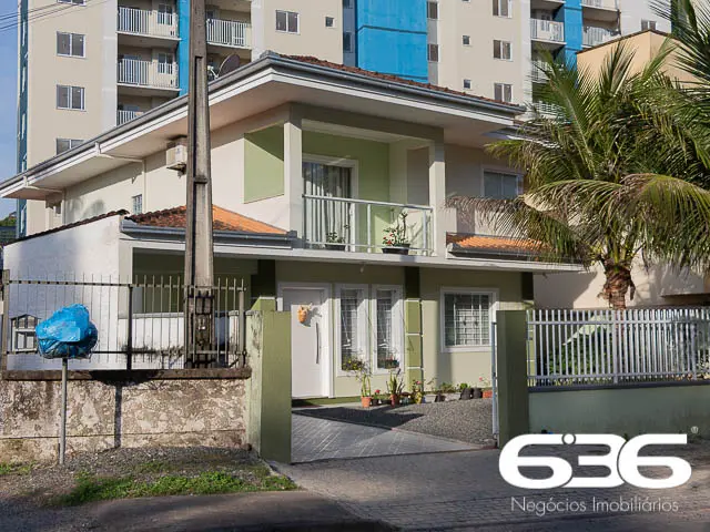 ESPLENDIDA RESIDÊNCIA NO BAIRRO ANITA GARIBALDI, J