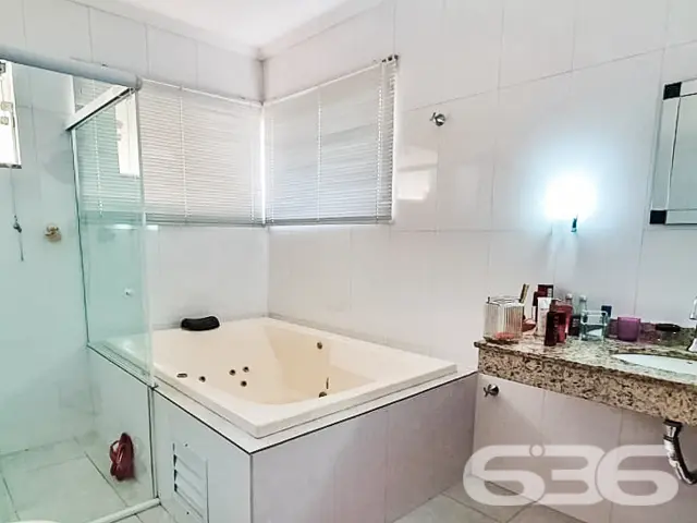 ESPLENDIDA RESIDÊNCIA NO BAIRRO ANITA GARIBALDI, J