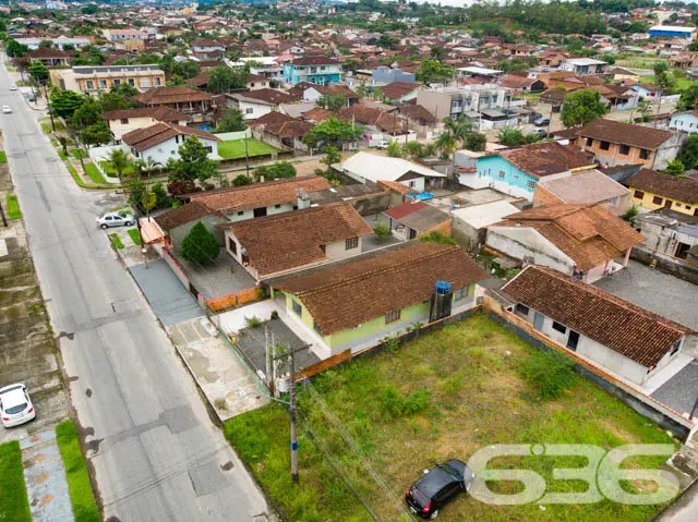 OPORTUNIDADE DE TERRENO DE ESQUINA À VENDA EM LOCA