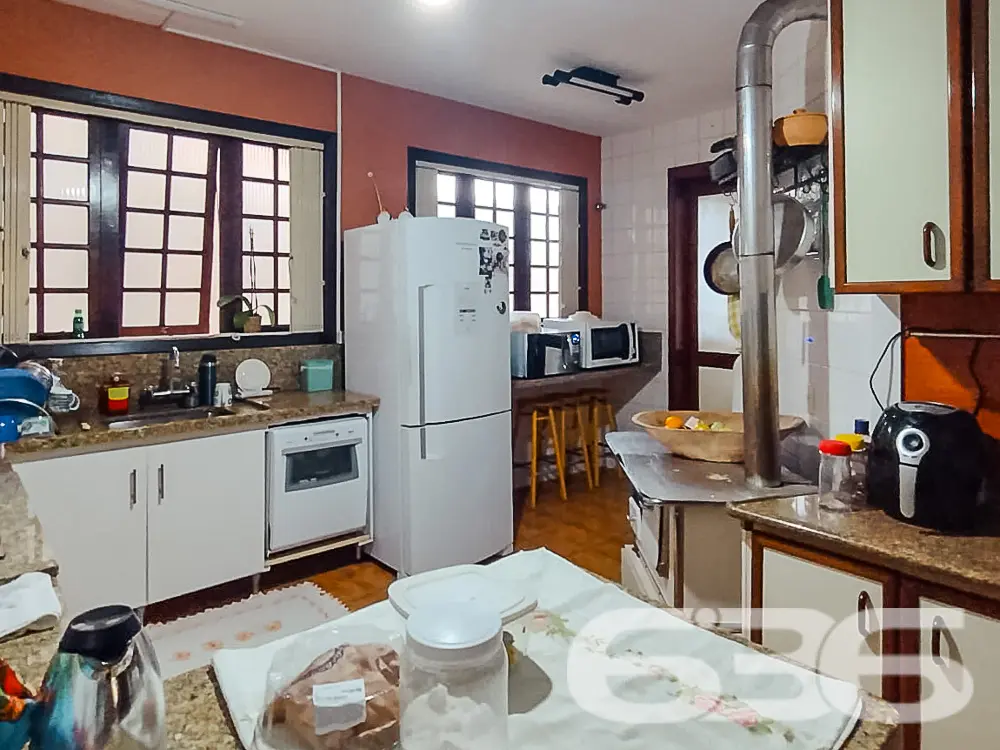 AMPLA RESIDÊNCIA COM 4 DORMITÓRIOS NO BAIRRO BOM R
