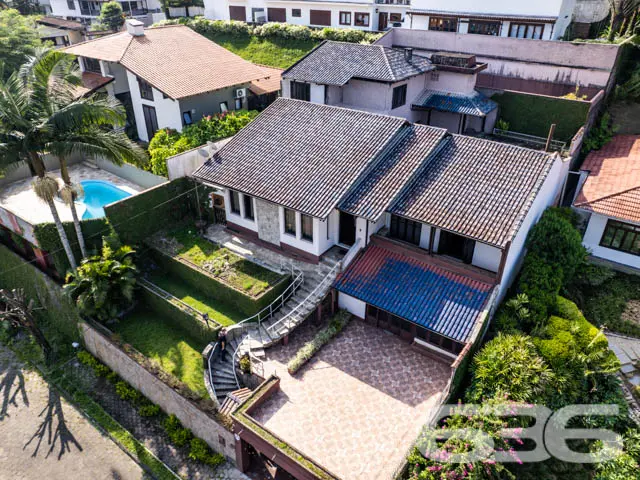 BELÍSSIMA CASA COM ÁREA DE LAZER NO BAIRRO BOM RE