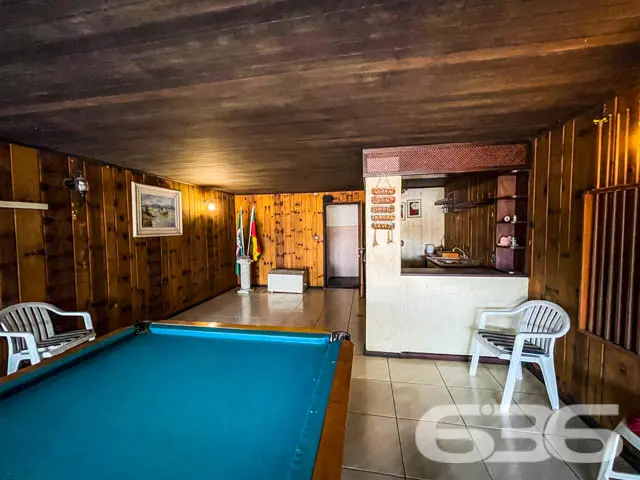 BELÍSSIMA CASA COM ÁREA DE LAZER NO BAIRRO BOM RE