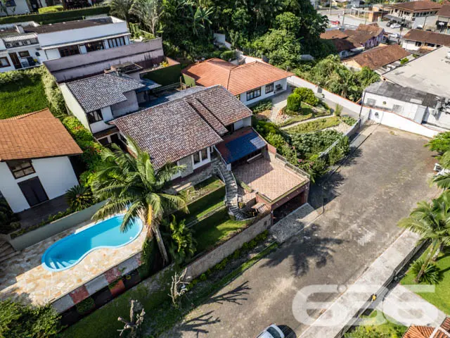 BELÍSSIMA CASA COM ÁREA DE LAZER NO BAIRRO BOM RE
