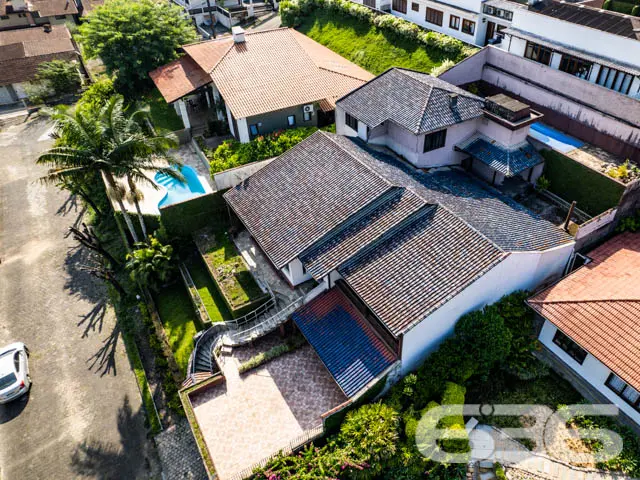 BELÍSSIMA CASA COM ÁREA DE LAZER NO BAIRRO BOM RE