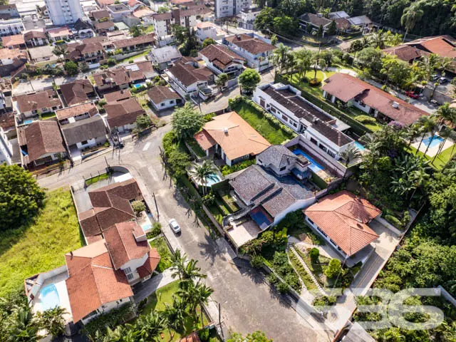 BELÍSSIMA CASA COM ÁREA DE LAZER NO BAIRRO BOM RE