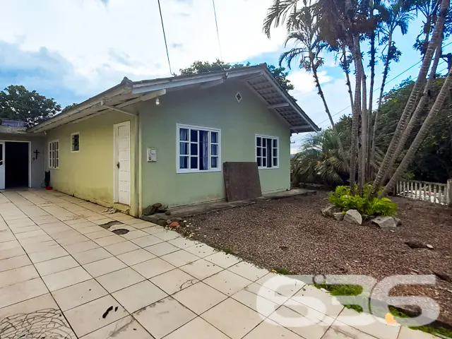 CASA À VENDA COM 2 SUÍTES + 2 QUARTOS NO BAIRRO FL
