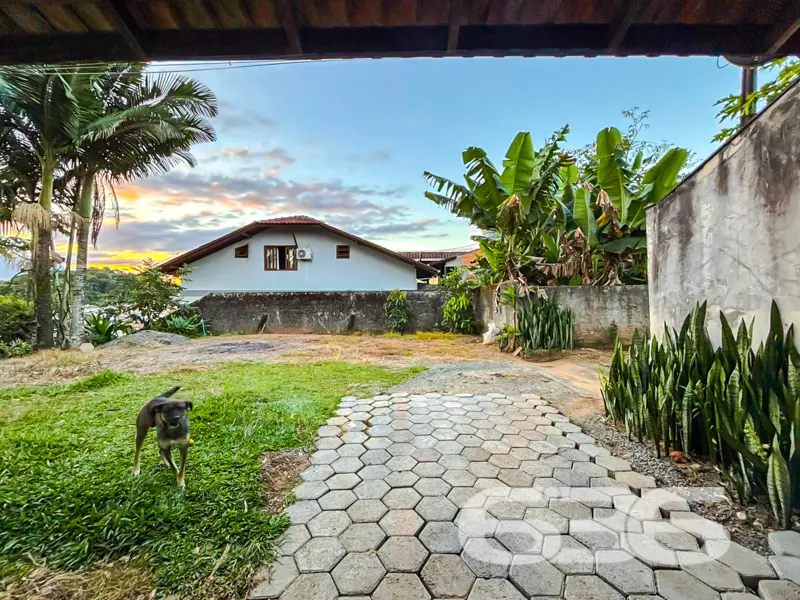 Residência térrea ampla, terreno com 888m² e edícu