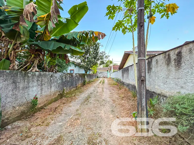 Residência térrea ampla, terreno com 888m² e edícu