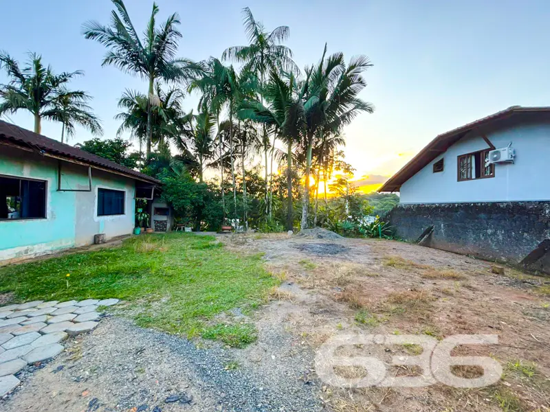 Residência térrea ampla, terreno com 888m² e edícu