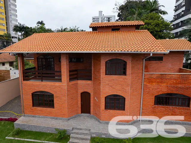 BAIRRO ANITA GARIBALDI: CASA ESTILO GERMÂNICO COM