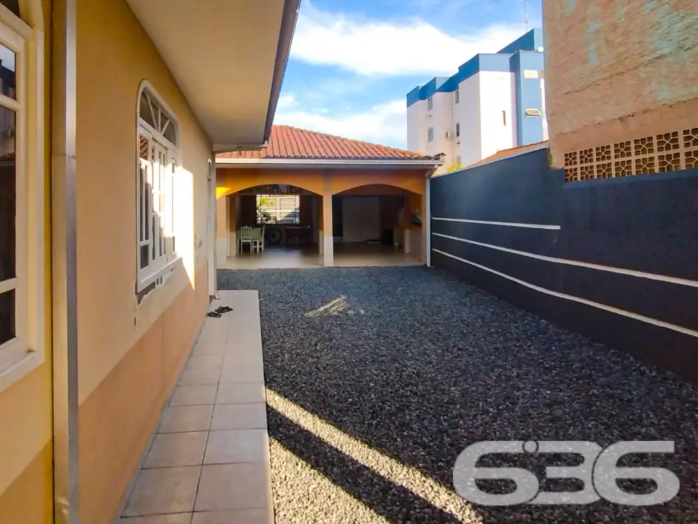 CASA EM LOCALIZAÇÃO PRIVILEGIADA NO BAIRRO IRIRIÚ