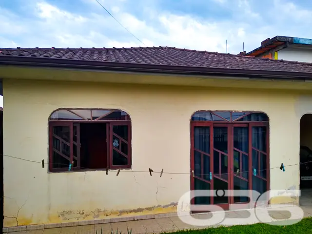 VENDE-SE CASA COM 3 QUARTOS NO BAIRRO JARDIM IRIRI