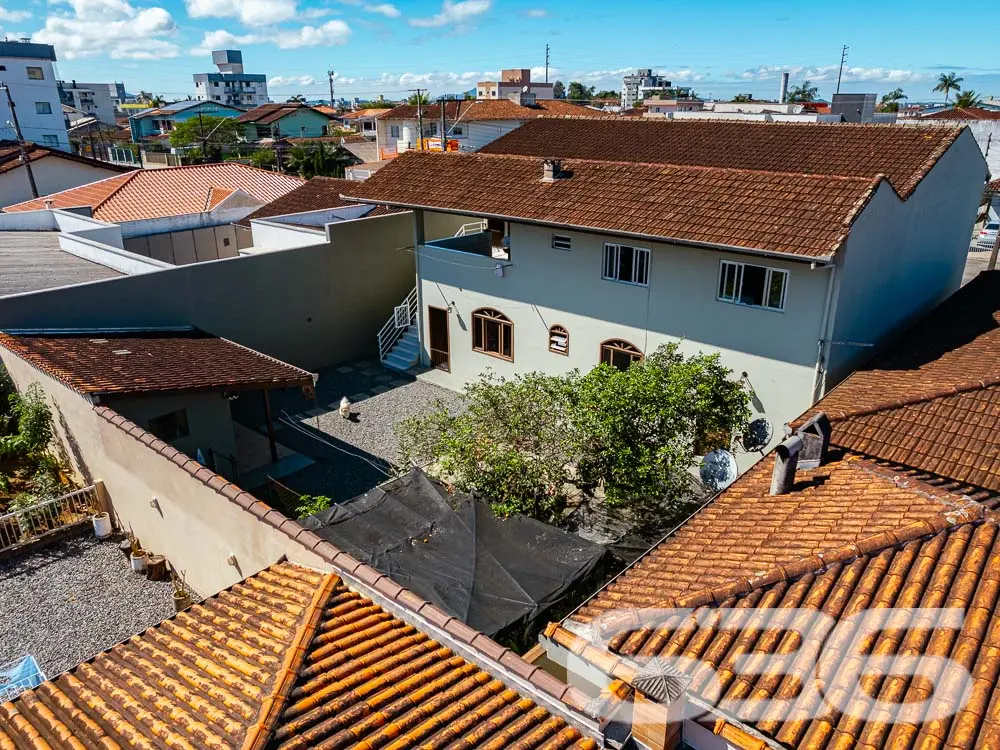 AMPLO SOBRADO NO CORAÇÃO DO BAIRRO IRIRIÚ
Descubr