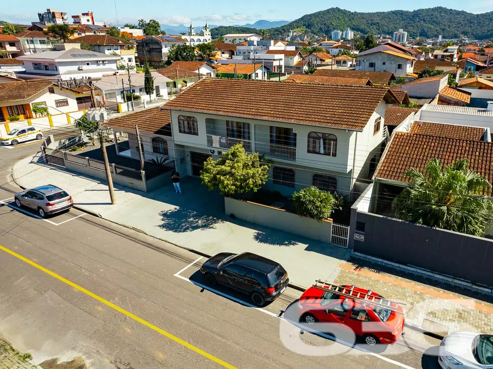 AMPLO SOBRADO NO CORAÇÃO DO BAIRRO IRIRIÚ
Descubr