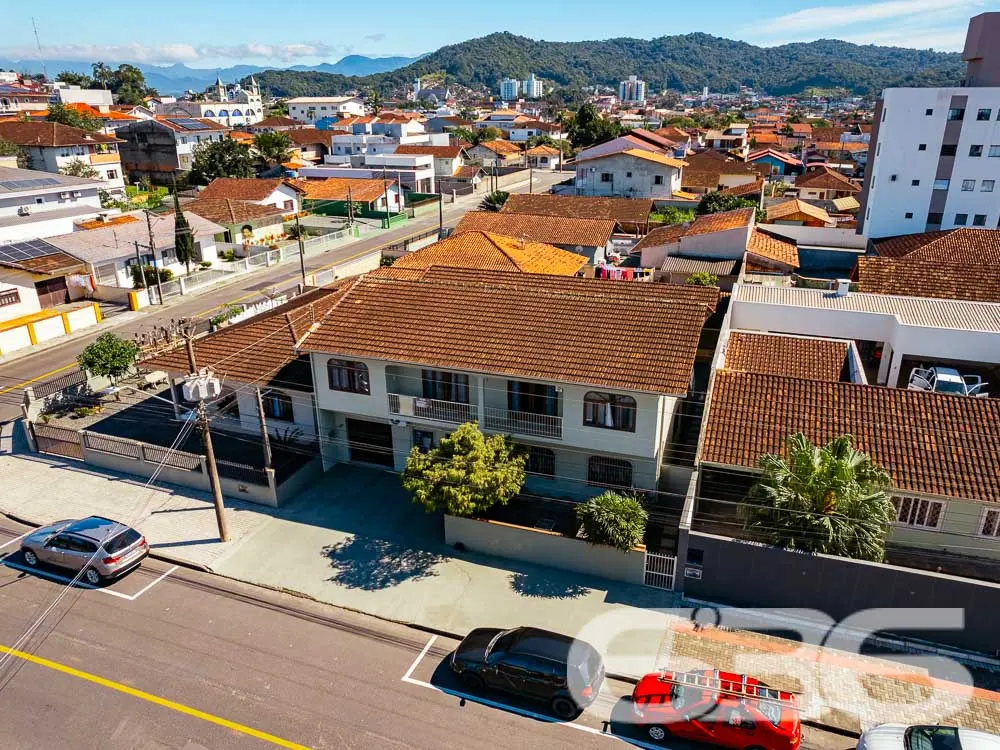 AMPLO SOBRADO NO CORAÇÃO DO BAIRRO IRIRIÚ
Descubr