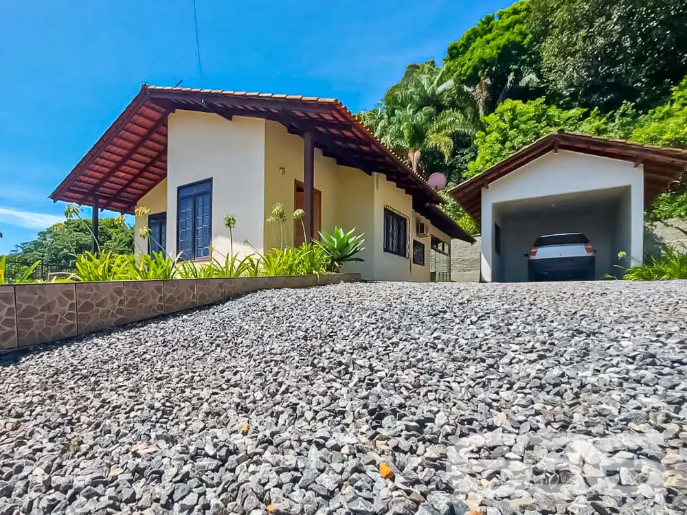EXCELENTE CASA COM AMPLO TERRENO PARA VOCÊ
Se voc