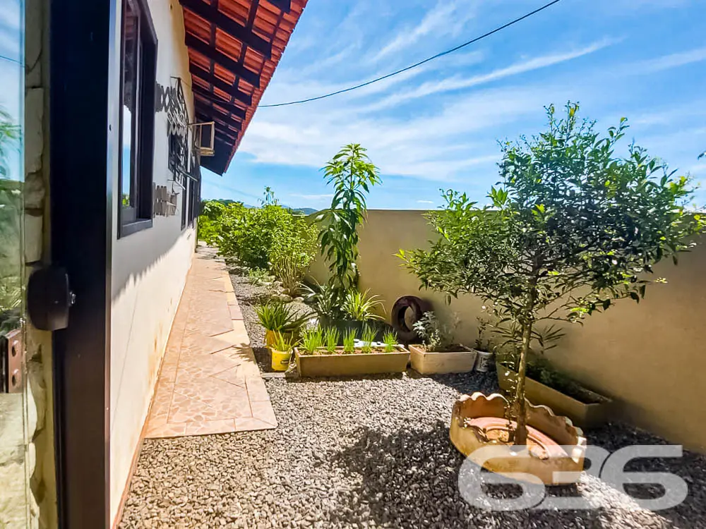 EXCELENTE CASA COM AMPLO TERRENO PARA VOCÊ
Se voc
