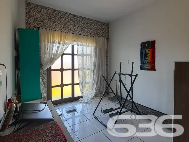 RESIDÊNCIA A VENDA DE 3 QUARTOS, SENDO 1 SUÍTE, N