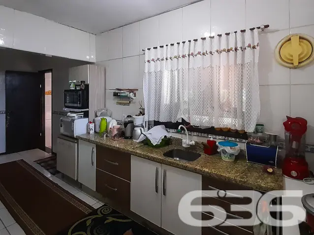 RESIDÊNCIA A VENDA DE 3 QUARTOS, SENDO 1 SUÍTE, N