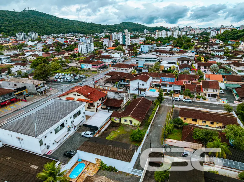 Oportunidade para investir ou construir em ampla á