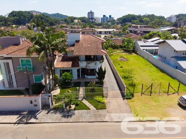 RESIDÊNCIA DE ALTO PADRÃO COM 2 SUÍTES + 2 QUARTOS