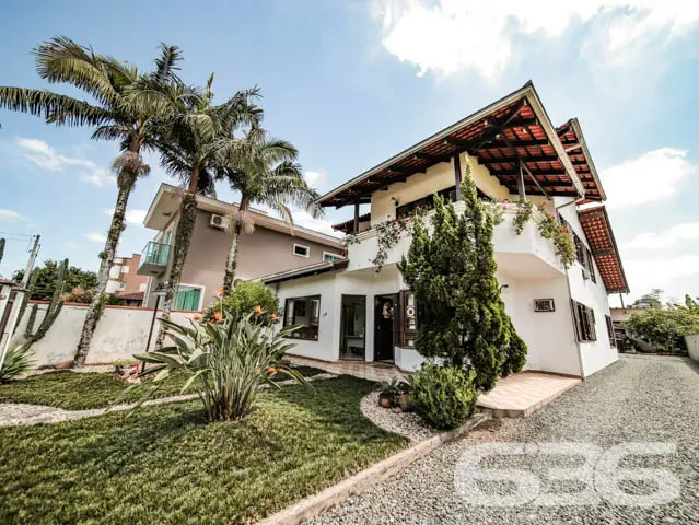 RESIDÊNCIA DE ALTO PADRÃO COM 2 SUÍTES + 2 QUARTOS
