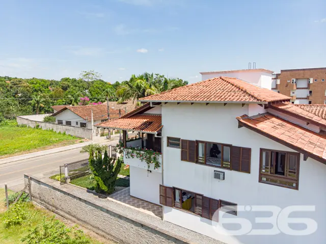 RESIDÊNCIA DE ALTO PADRÃO COM 2 SUÍTES + 2 QUARTOS