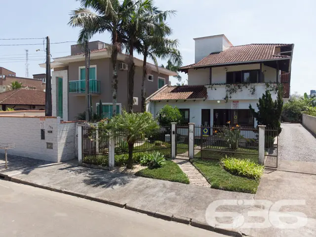 RESIDÊNCIA DE ALTO PADRÃO COM 2 SUÍTES + 2 QUARTOS