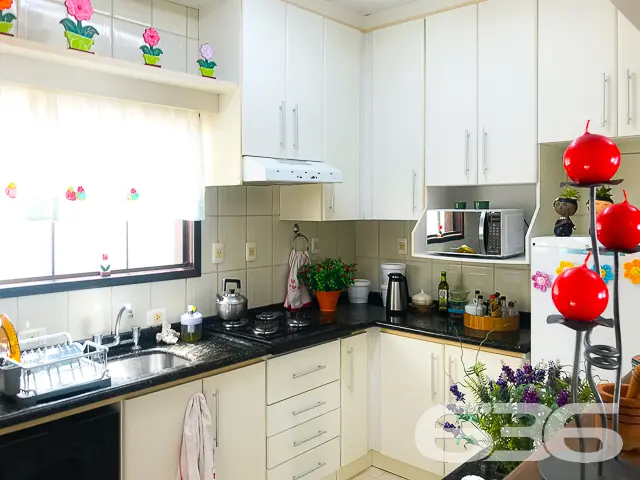 RESIDÊNCIA DE ALTO PADRÃO COM 2 SUÍTES + 2 QUARTOS