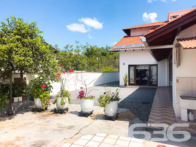 RESIDÊNCIA DE ALTO PADRÃO COM 2 SUÍTES + 2 QUARTOS
