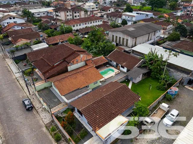 AMPLA CASA COM 3 QUARTOS NO BAIRRO NOVA BRASÍLIA,