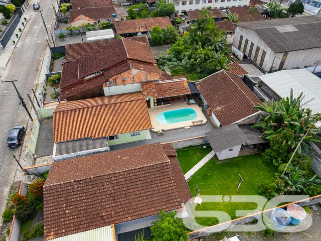 AMPLA CASA COM 3 QUARTOS NO BAIRRO NOVA BRASÍLIA,