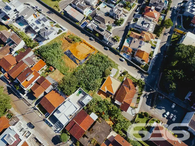 INVISTA NESTE LOTE COM 830m² NO BAIRRO ANITA GARIB