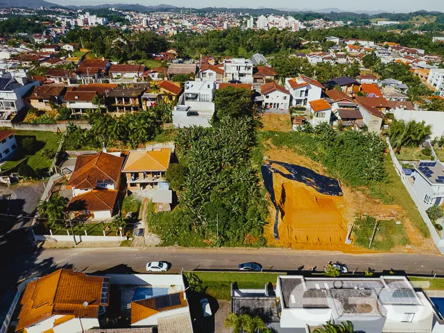 INVISTA NESTE LOTE COM 830m² NO BAIRRO ANITA GARIB
