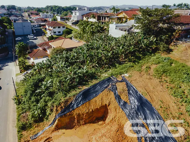 INVISTA NESTE LOTE COM 830m² NO BAIRRO ANITA GARIB