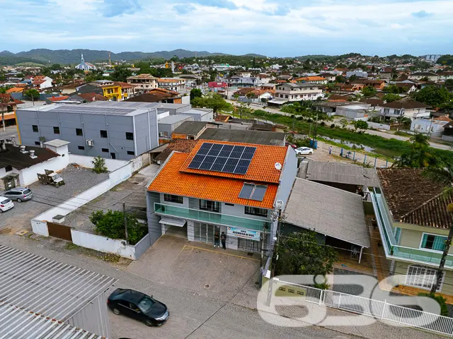 Temos o prazer de apresentar uma residência singul