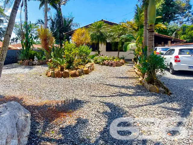 CASA DE ESQUINA COM SUÍTE + 2 QUARTOS NO BAIRRO PA