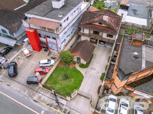 SOBRADO COMERCIAL E RESIDENCIAL NO BAIRRO IRIRIÚ
E