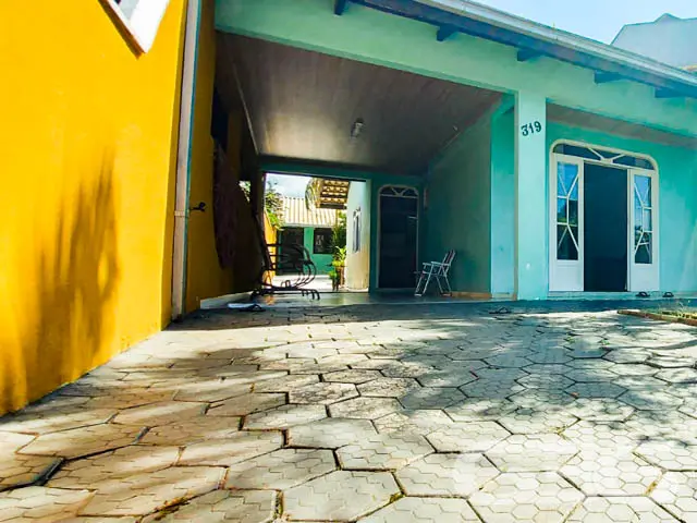EXCELENTE CASA COM 2 QUARTOS E 1 SUÍTE, NO BAIRRO