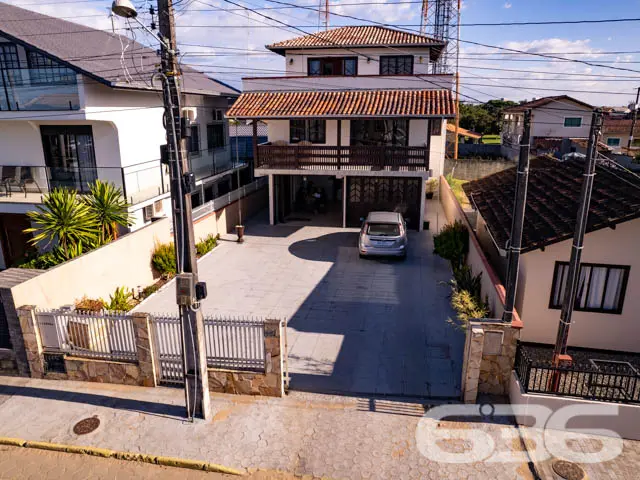Sobrado de frente para a principal praça de Balneá