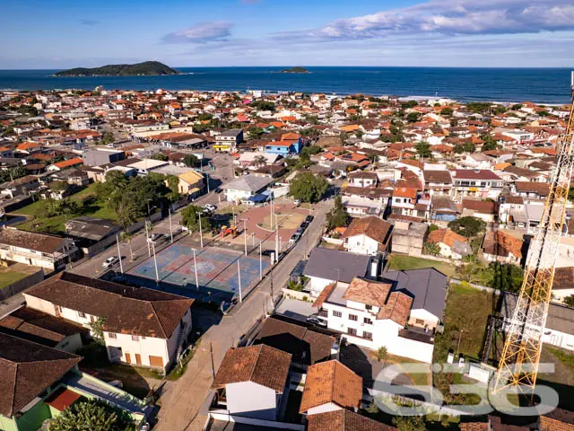 Sobrado de frente para a principal praça de Balneá
