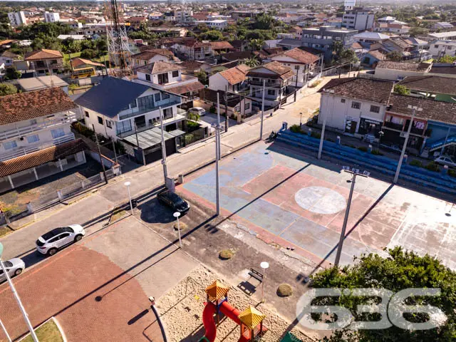 Sobrado de frente para a principal praça de Balneá