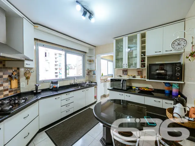 Apartamento de 147m² no bairro Bucarein. Com uma r