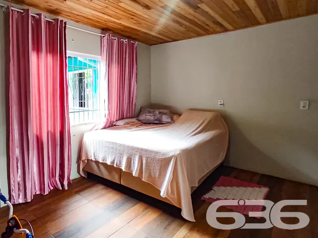 CASA DE ESQUINA COM UM GRANDE TERRENO - ESTUDA PER