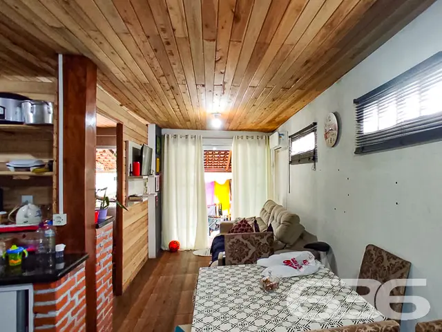 CASA DE ESQUINA COM UM GRANDE TERRENO - ESTUDA PER