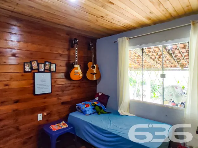 CASA DE ESQUINA COM UM GRANDE TERRENO - ESTUDA PER
