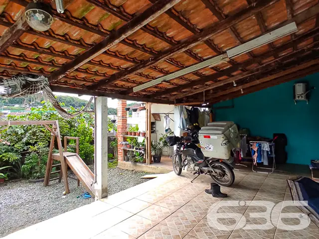 CASA DE ESQUINA COM UM GRANDE TERRENO - ESTUDA PER
