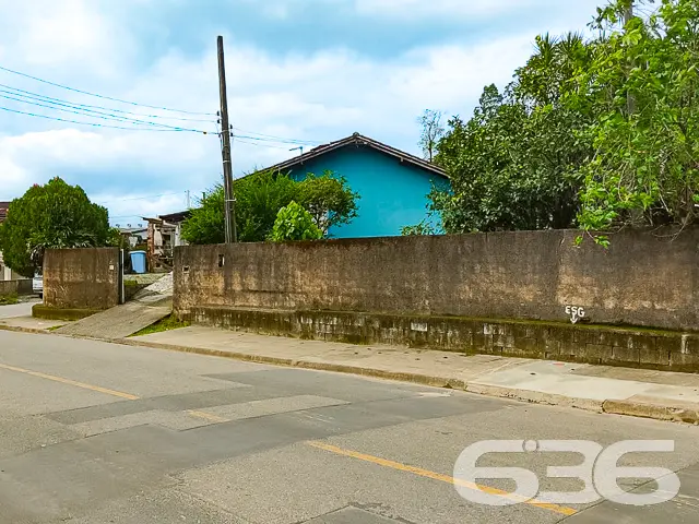 CASA DE ESQUINA COM UM GRANDE TERRENO - ESTUDA PER