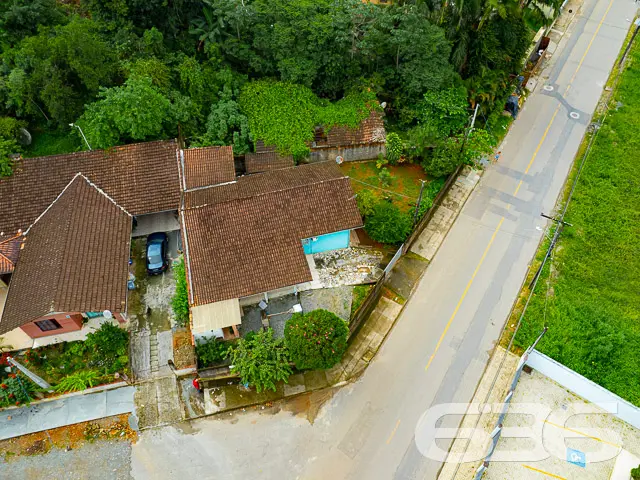 CASA DE ESQUINA COM UM GRANDE TERRENO - ESTUDA PER
