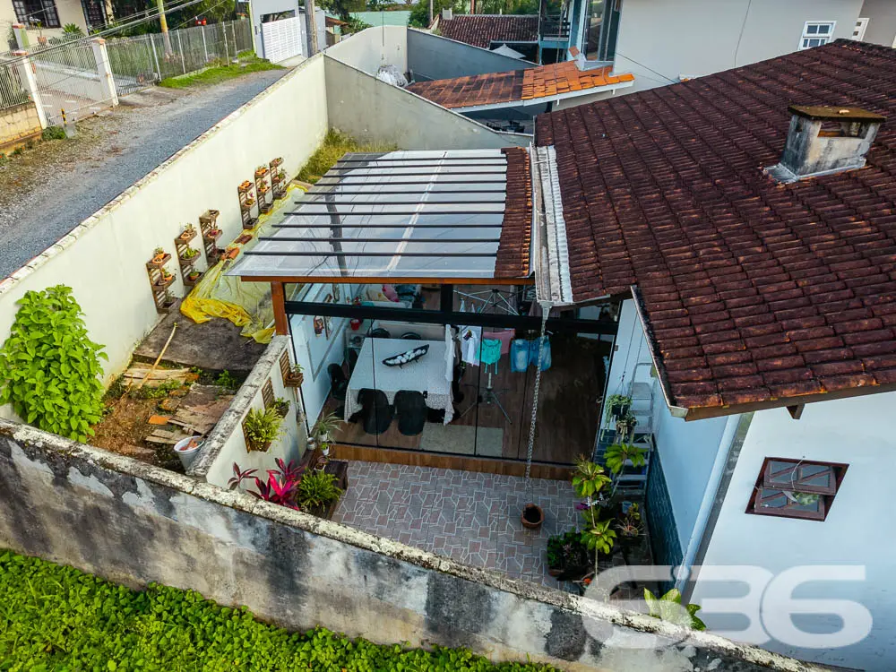 AMPLA RESIDÊNCIA NO BAIRRO SAGUAÇU - SUÍTE COM CLO